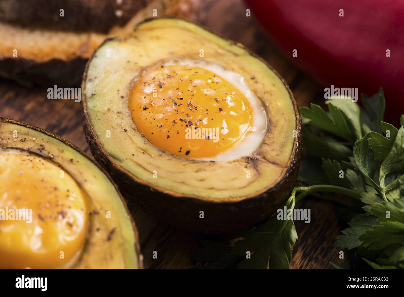 Oeufs bio faits maison cuit dans avocat avec sel et poivre Banque D'Images