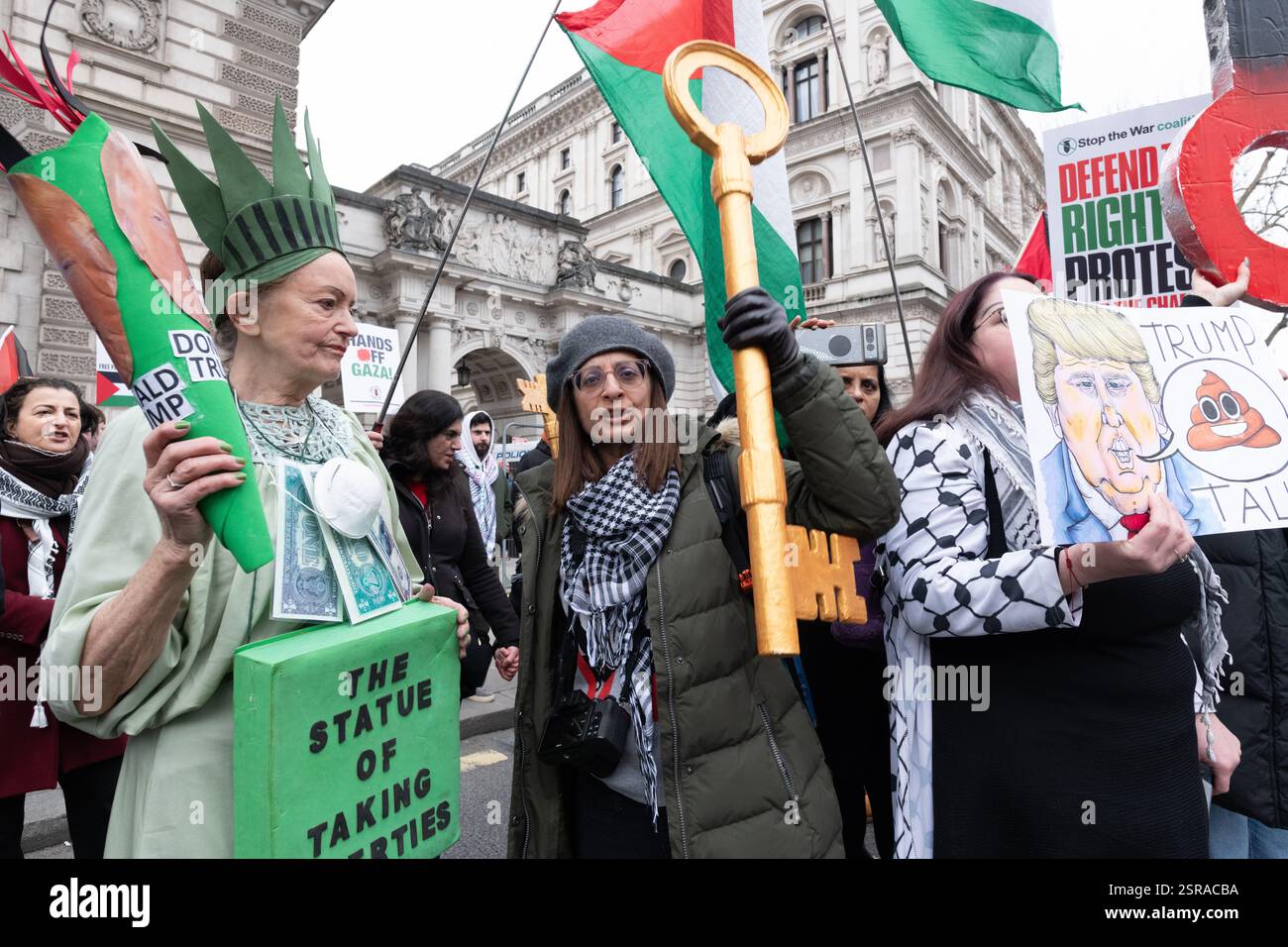 Londres, Royaume-Uni. 15 février 2025. Une femme détient une grande clé, symbolisant le retour chez elle des réfugiés palestiniens évités de chez eux par les Israéliens, alors que les partisans de la Palestine se rassemblent à Whitehall avant d’organiser la 24ème Marche nationale pour la Palestine, à l’ambassade américaine, appelant à la justice et exigeant la fin de l’occupation israélienne de Gaza et de la Cisjordanie et pour que le Royaume-Uni cesse d’armer Israël. Crédit : Ron Fassbender/Alamy Live News Banque D'Images