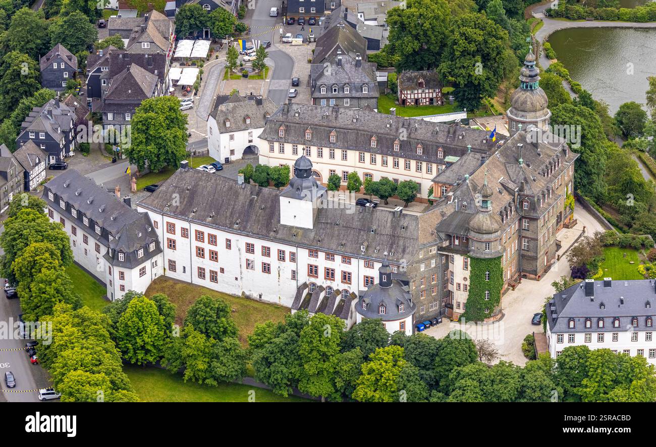 Vue aérienne, château de Berleburg, château résidentiel de la famille Sayn-Wittgenstein, Bad Berleburg, Wittgensteiner Land, Rhénanie du Nord-Westphalie, Allemagne Banque D'Images