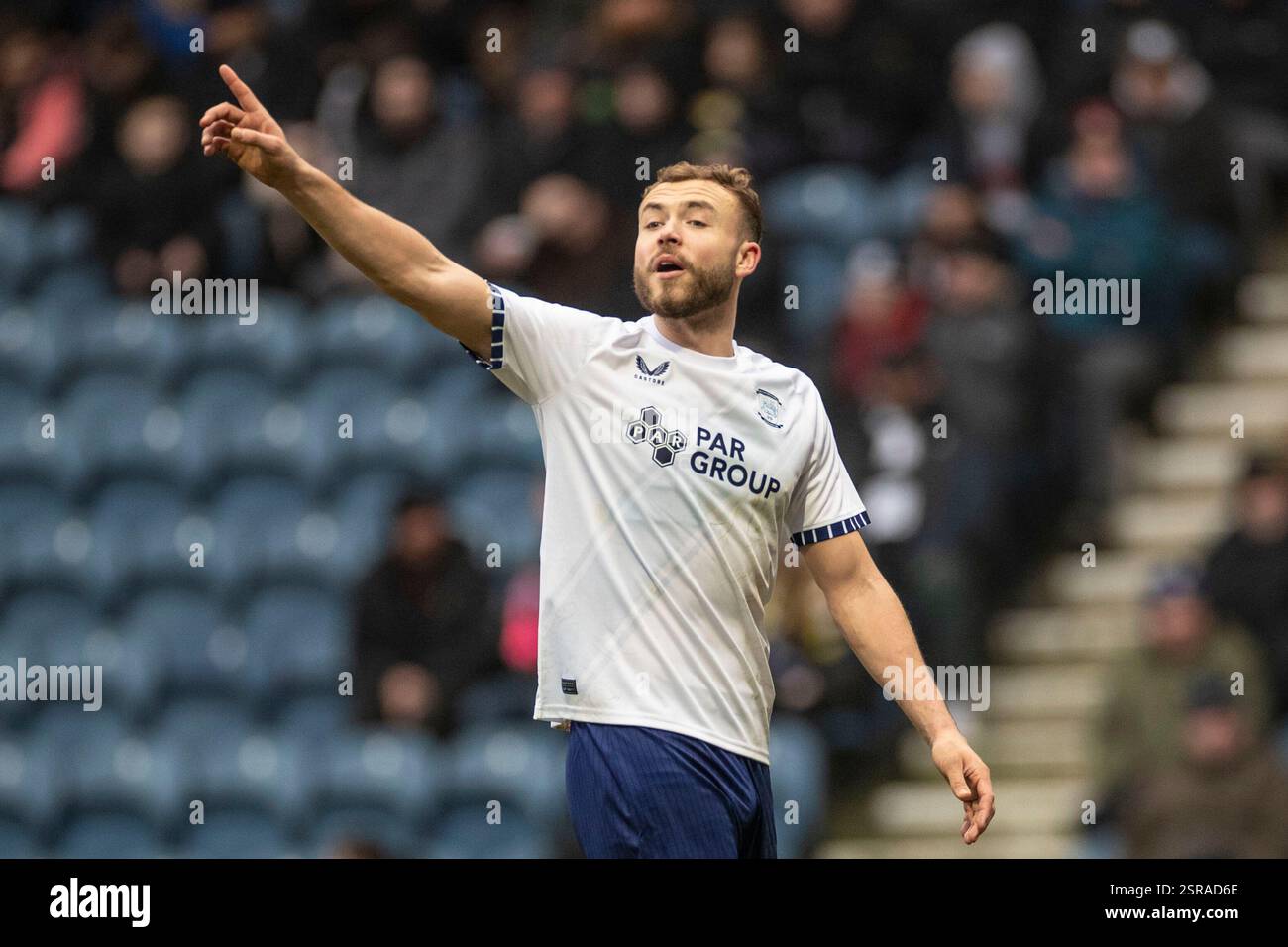 Ryan Porteous #2 de Preston North End F.C. gesticulate lors du match du Sky Bet Championship entre Preston North End et Burnley à Deepdale, Preston le samedi 15 février 2025. (Photo : Mike Morese | mi News) crédit : MI News & Sport /Alamy Live News Banque D'Images