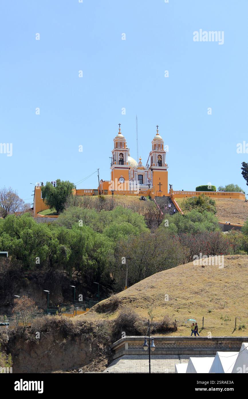Cholula, Puebla, Mexique - 16 mars 2024 : la Grande Pyramide Tlachihualtepetl est la plus grande du monde et au sommet se trouve l'église notre-Dame Banque D'Images