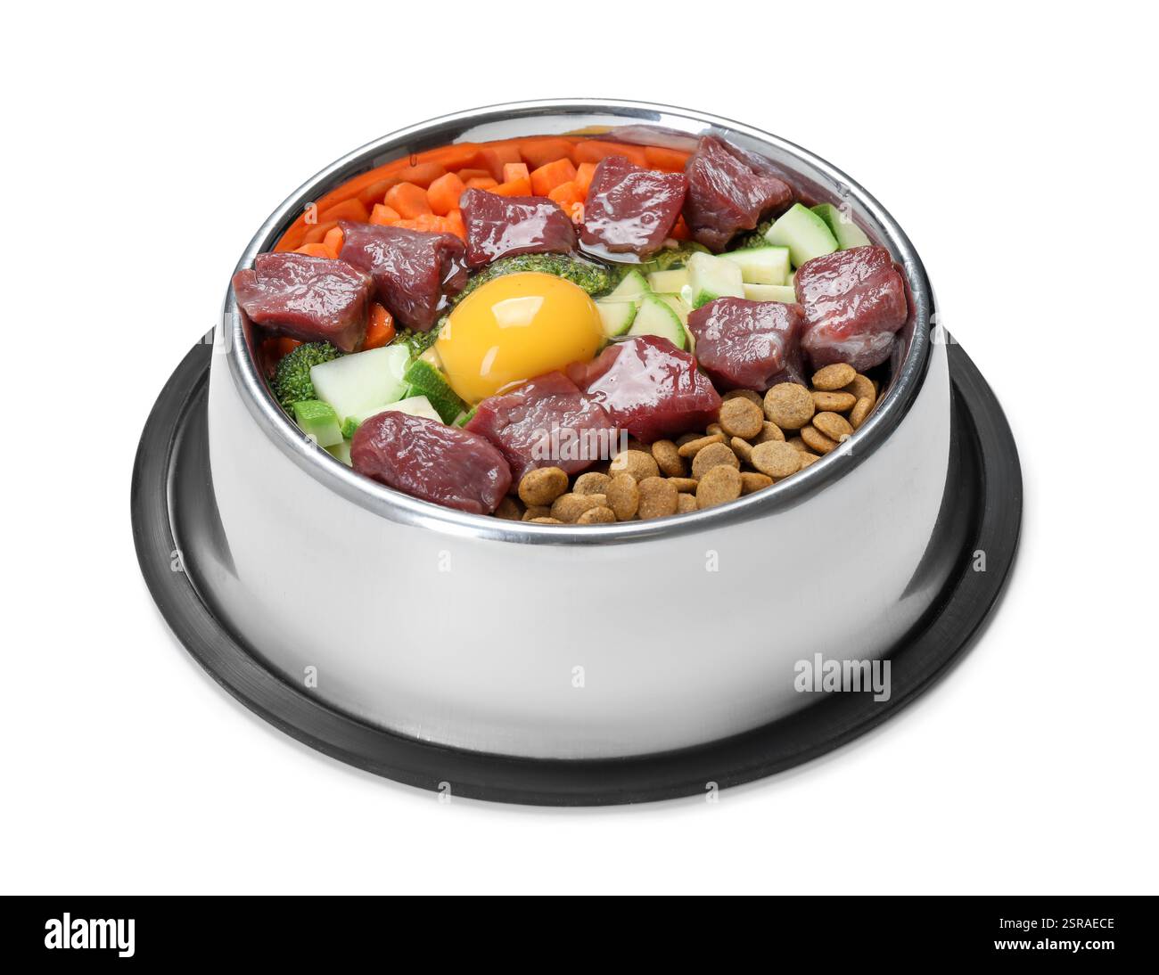 Nourriture sèche pour animaux de compagnie et produits naturels isolés sur blanc Banque D'Images