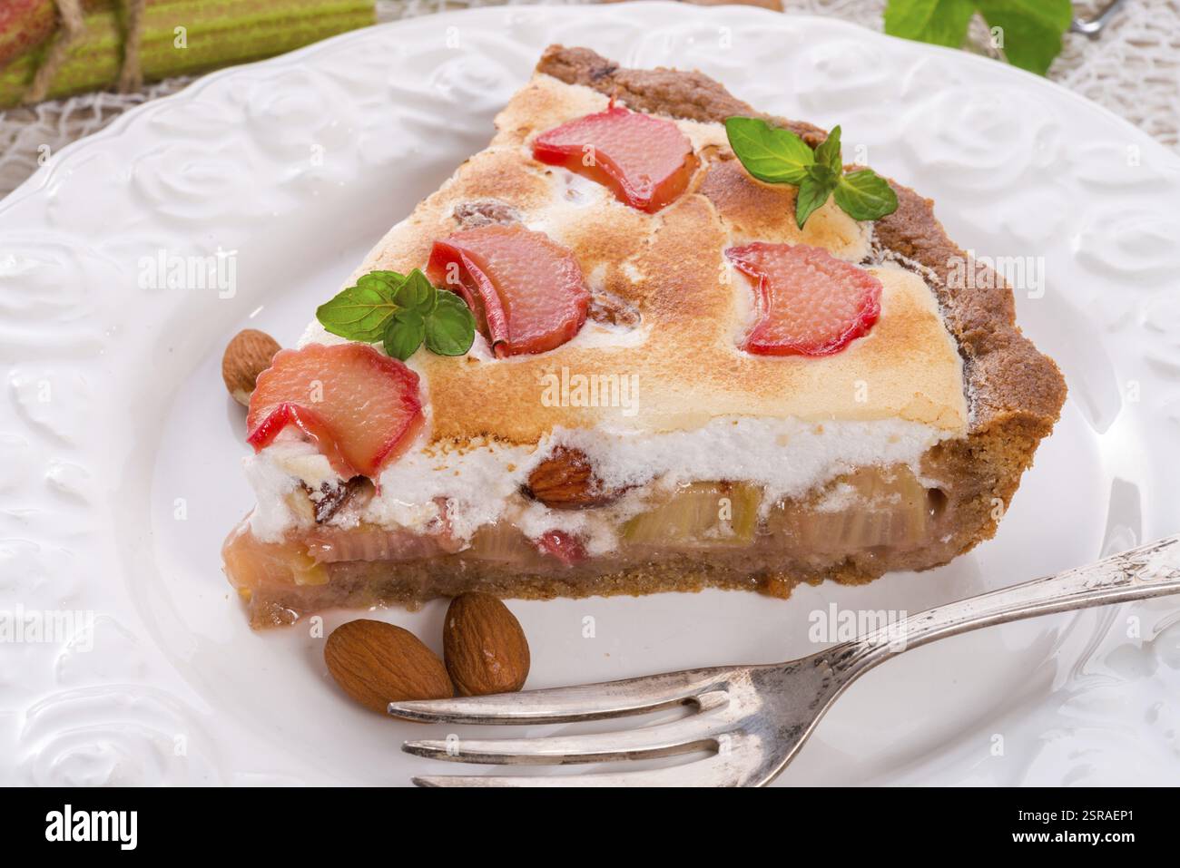 Gâteaux à la rhubarbe avec meringue et amandes Banque D'Images