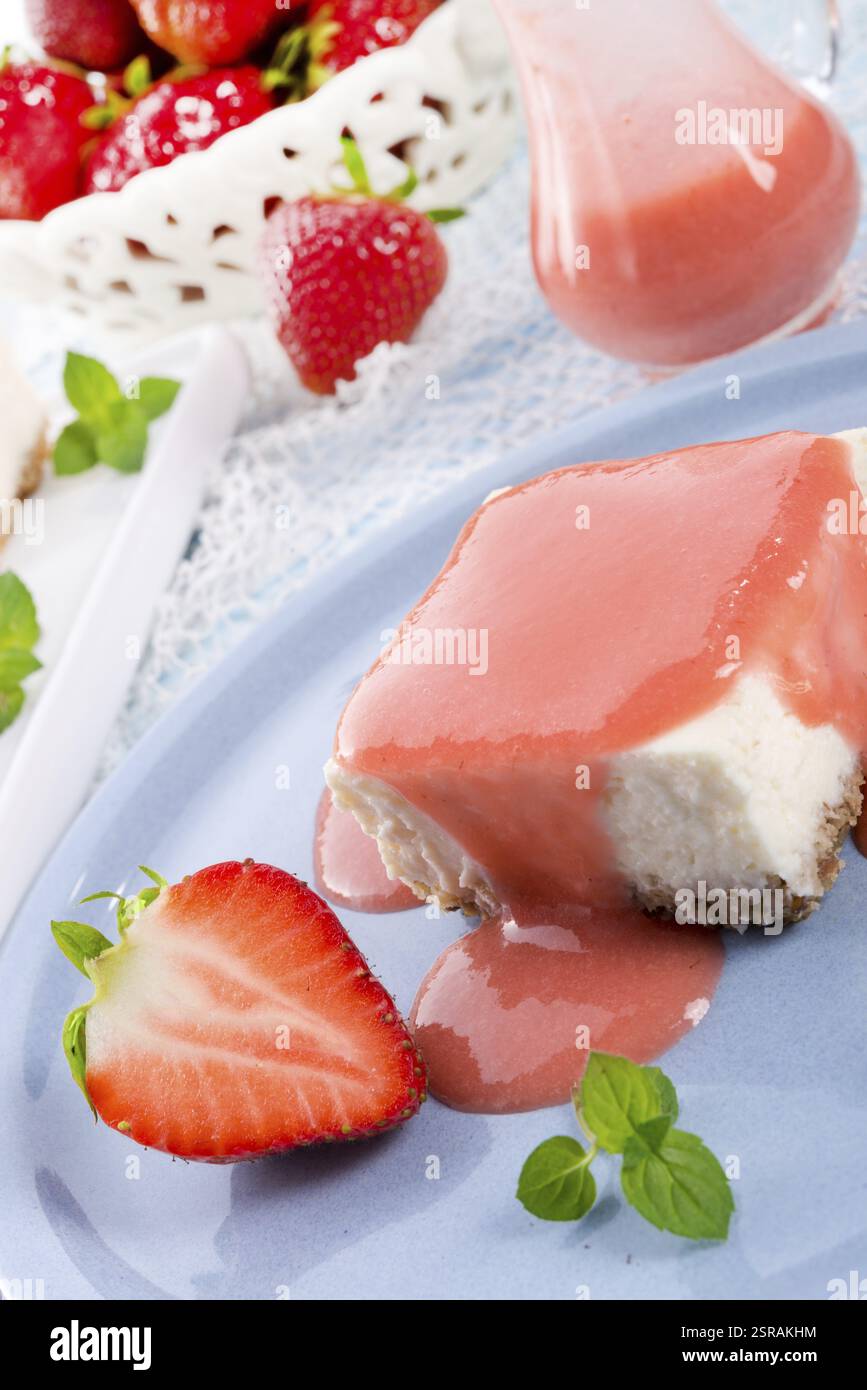 Gâteau au fromage avec sauce aux fraises Banque D'Images