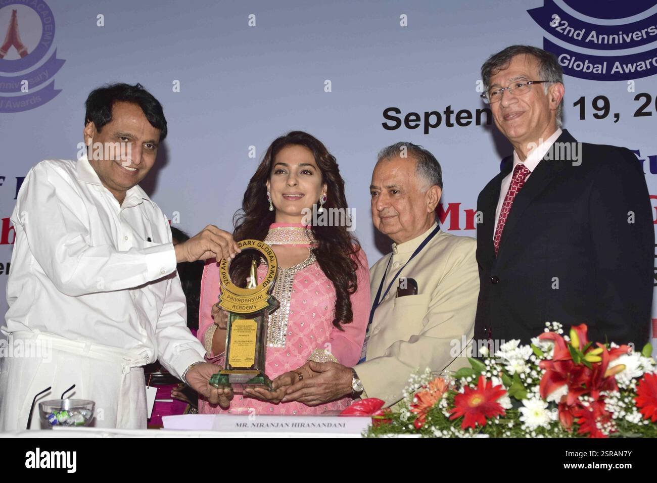 Bollywood acteur Juhi Chawla reçoit un prix Suresh Prabhu Awards Nanik Rupani fonction Niranjan Hiranandani Mumbai Banque D'Images