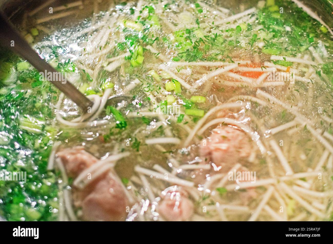 soupe de poulet avec morceaux de viande, nouilles et légumes. Alimentation saine Banque D'Images