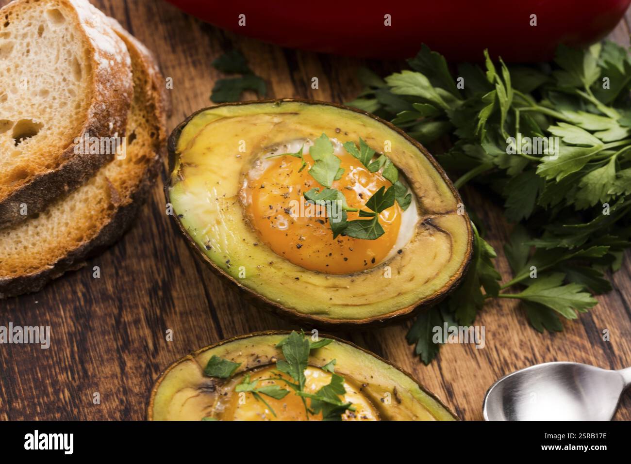 Oeufs bio faits maison cuit dans avocat avec sel et poivre Banque D'Images