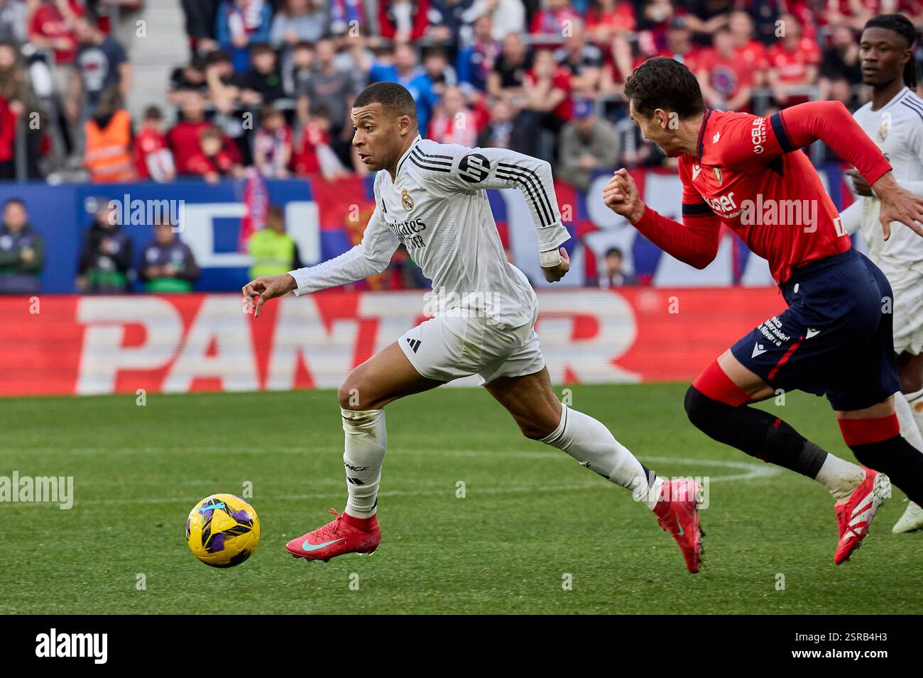 Pampelune, Navarre, Espagne. 15 février 2025. Kylian Mbappe du Real Madrid CF et Lucas Torro du CA Osasuna pendant le match de football de la Liga entre Osasuna et le Real Madrid CF au stade El Sadar de Pampelune, Espagne, 14 février 2025 (crédit image : © Ruben Albarran/ZUMA Press Wire) USAGE ÉDITORIAL SEULEMENT! Non destiné à UN USAGE commercial ! Banque D'Images