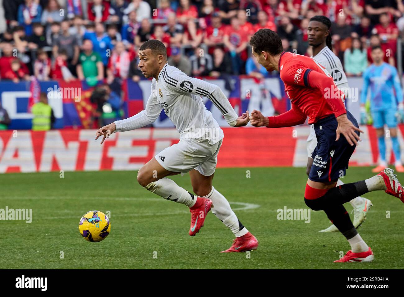 Pampelune, Navarre, Espagne. 15 février 2025. Kylian Mbappe du Real Madrid CF et Lucas Torro du CA Osasuna pendant le match de football de la Liga entre Osasuna et le Real Madrid CF au stade El Sadar de Pampelune, Espagne, 14 février 2025 (crédit image : © Ruben Albarran/ZUMA Press Wire) USAGE ÉDITORIAL SEULEMENT! Non destiné à UN USAGE commercial ! Banque D'Images