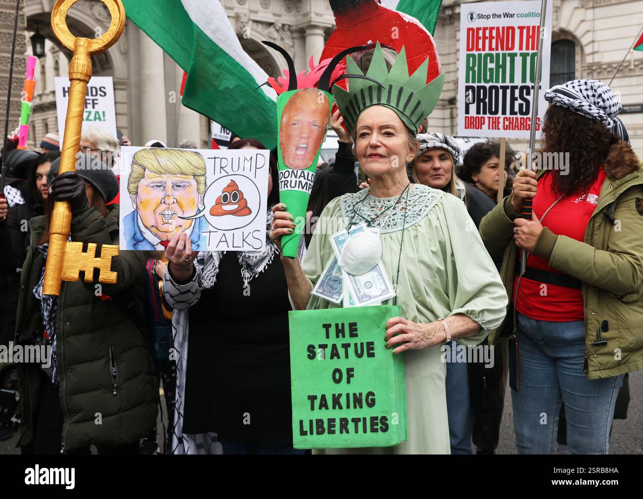 Londres, Royaume-Uni 15 février 2025. Des milliers de personnes ont assisté à un rassemblement pro-palestinien qui a marché de Whitehall à l'ambassade américaine. C'était la première tenue depuis les plans du président américain Donald Trump de «prendre le contrôle» de Gaza avec de nombreuses pancartes disant que Gaza est pour les Palestiniens et n'est pas à vendre. Crédit : Monica Wells/Alamy Live News Banque D'Images