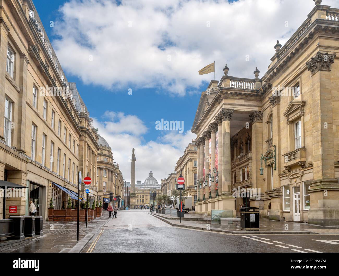 Grey Street regardant vers Grey's Monument avec le Theatre Royal sur la droite, Newcastle-upon-Tyne, Tyne and Wear, Angleterre, Royaume-Uni Banque D'Images