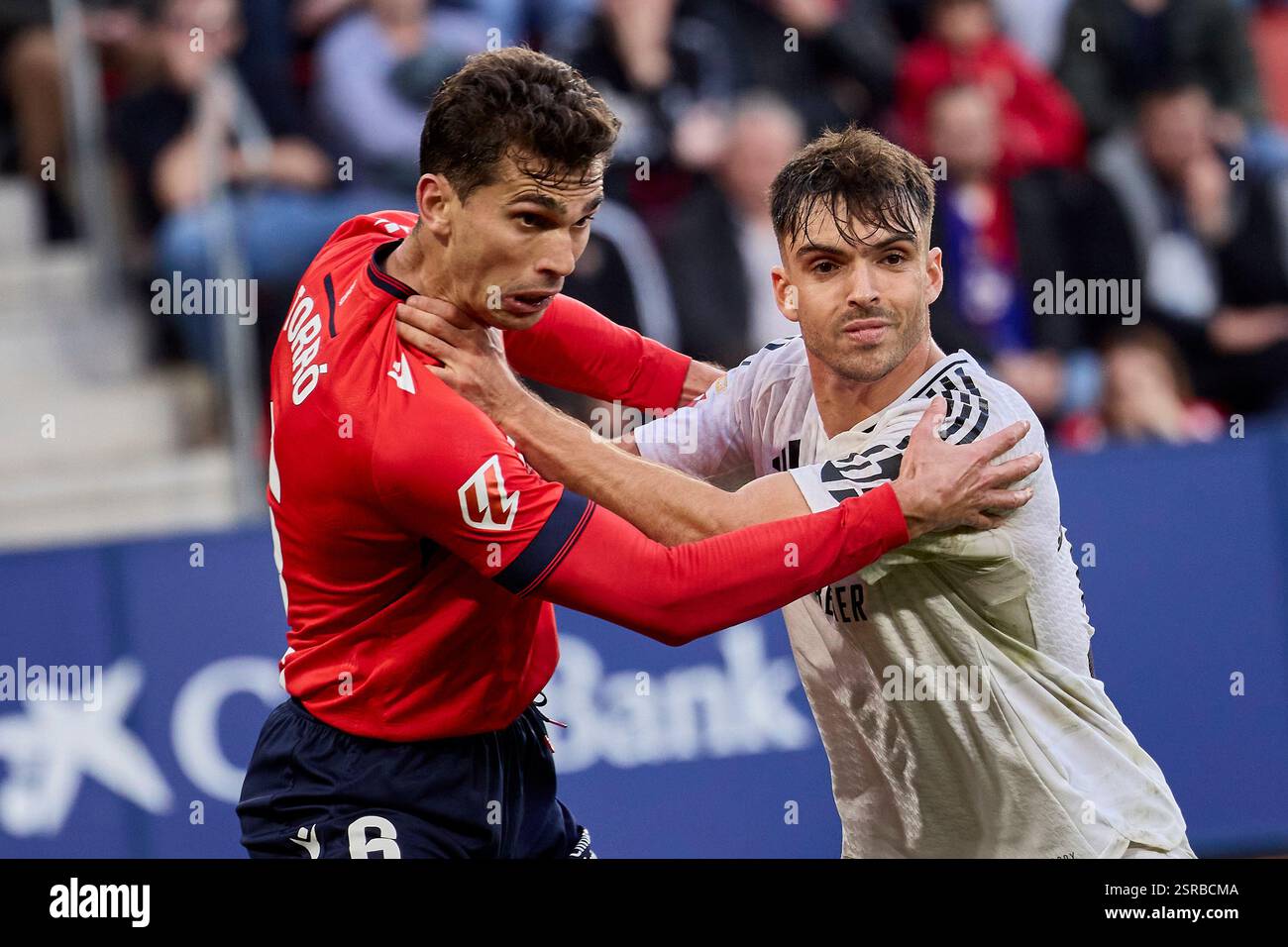 Pampelune, Navarre, Espagne. 15 février 2025. Lucas Torro du CA Osasuna et Raul Asencio du Real Madrid CF lors du match de la Liga opposant Osasuna contre Real Madrid CF au stade El Sadar de Pampelune, Espagne, 14 février 2025 (crédit image : © Ruben Albarran/ZUMA Press Wire) USAGE ÉDITORIAL SEULEMENT! Non destiné à UN USAGE commercial ! Banque D'Images