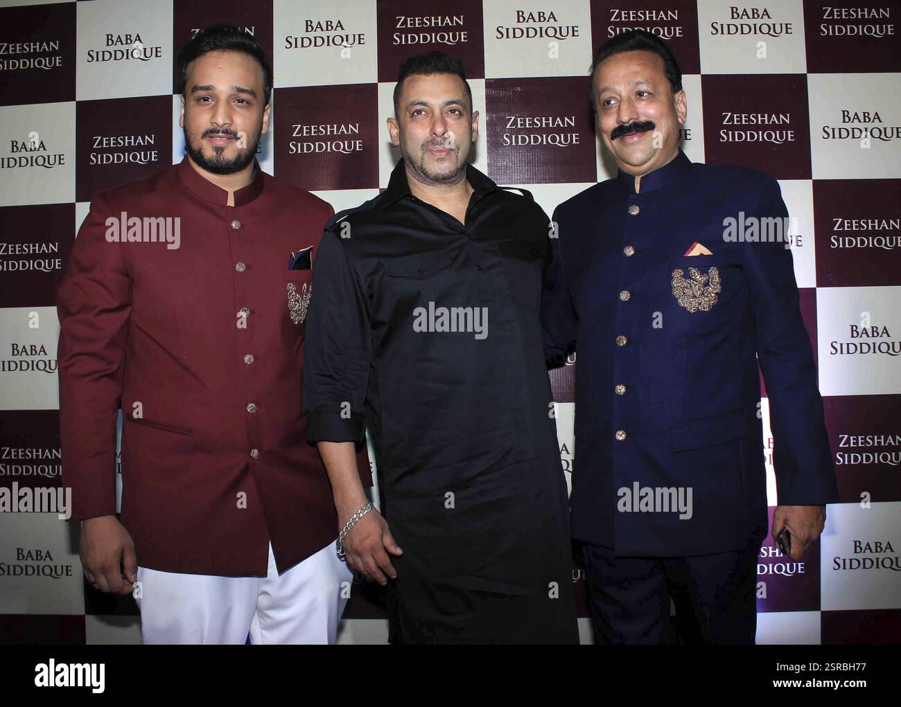 Le politicien Baba Siddique Zeeshan Siddique Bollywood acteur Salman Khan lors de l'iftar Party de lui a accueilli Mumbai Banque D'Images