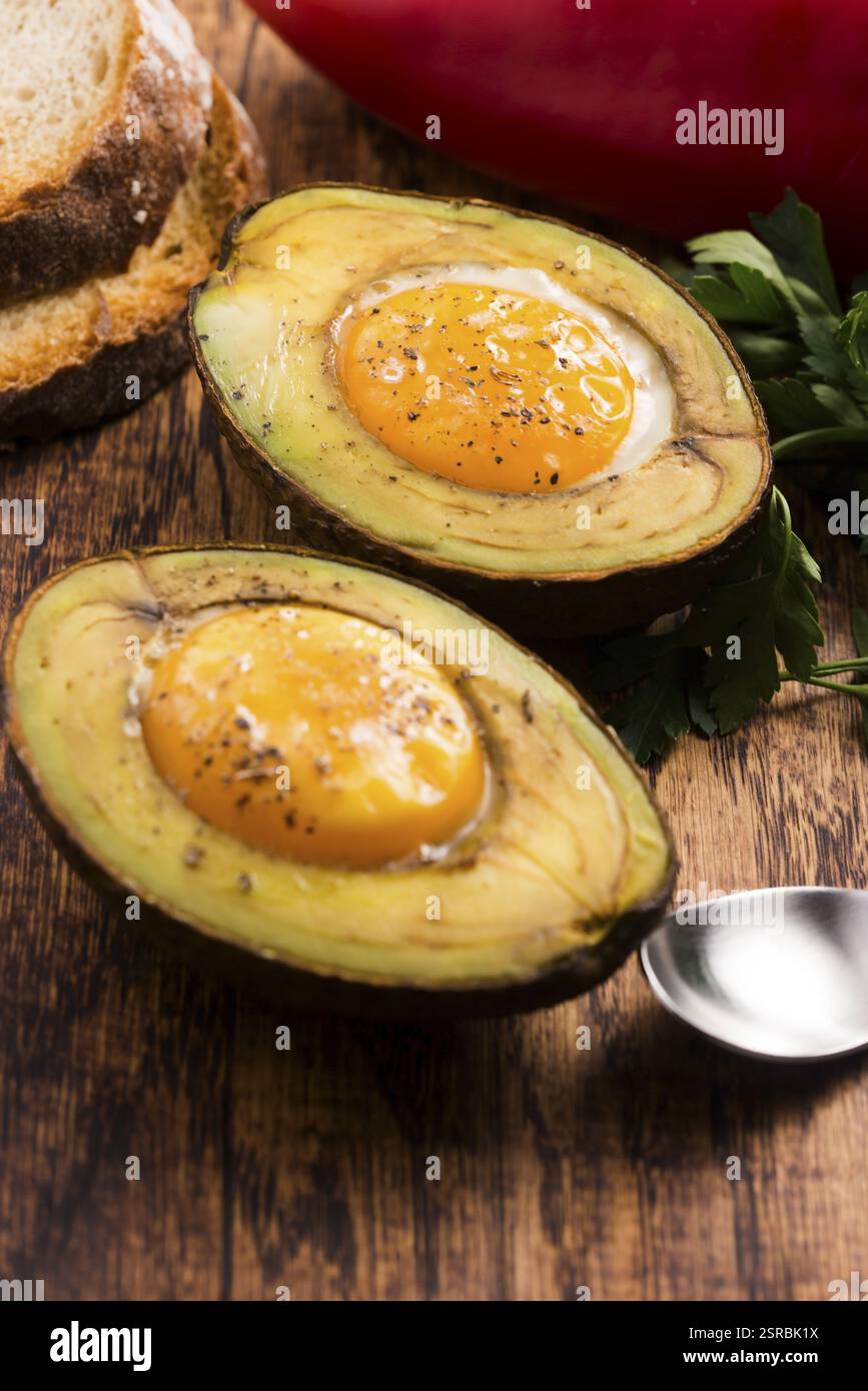 Oeufs bio faits maison cuit dans avocat avec sel et poivre Banque D'Images