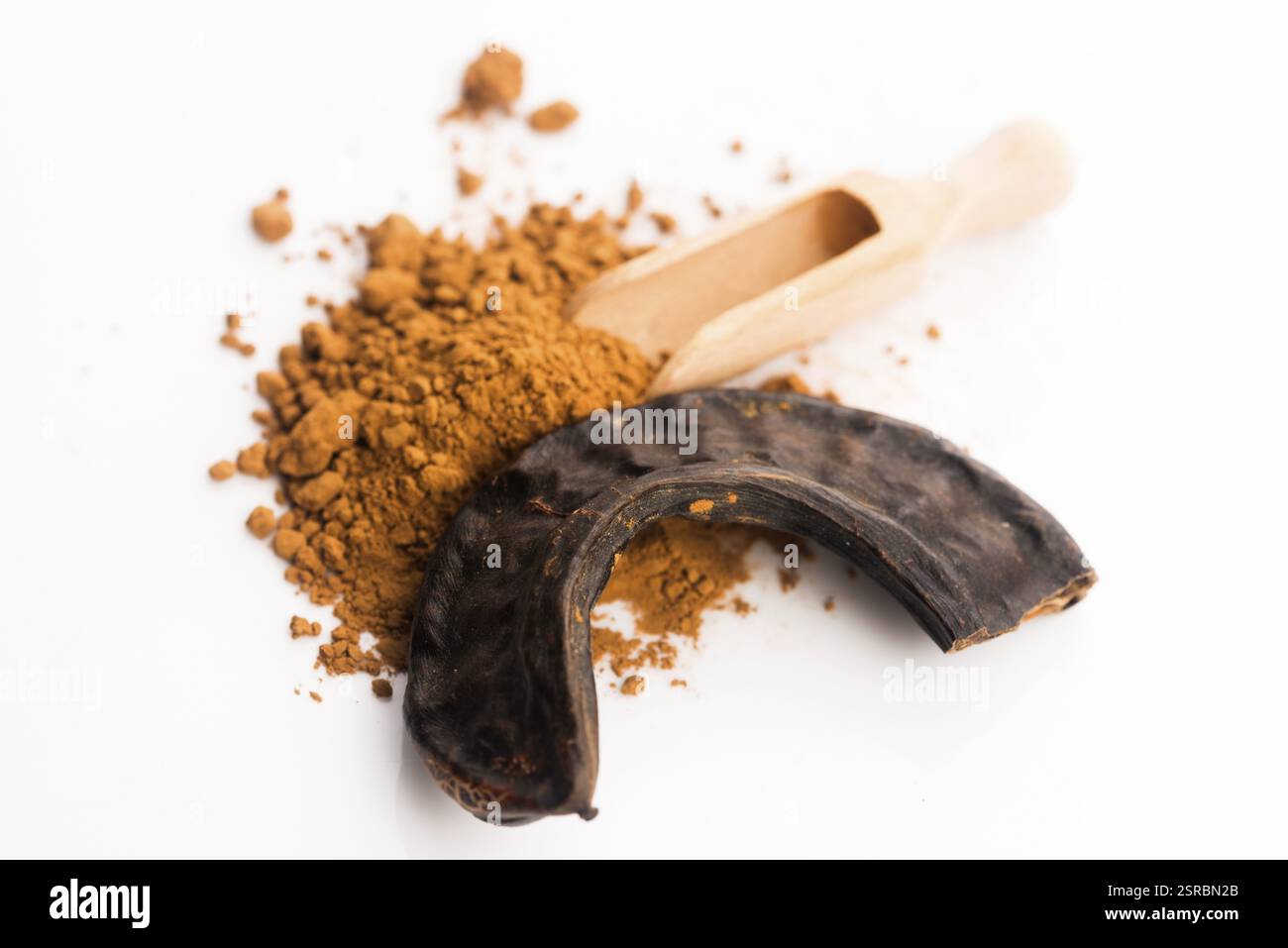 Gousses de caroube et poudre de caroube Banque D'Images