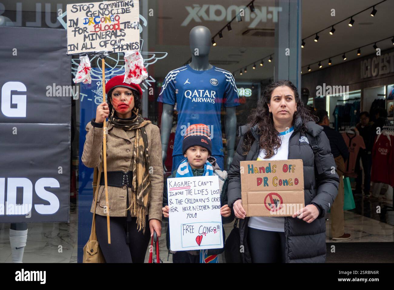 Londres, Angleterre, Royaume-Uni. 15 février 2025. Une poignée de manifestants congolais se sont rassemblés devant la boutique du Paris St-Germain à Londres pour condamner la capture de Goma au Nord-Kivu, en République démocratique du Congo, par le groupe armé M23, prétendument soutenu par les forces militaires rwandaises (FDR) et peu après, l’ancien capitaine de la RD Congo Youssouf Mulumbu appelle le Paris St-Germain à reconsidérer son partenariat avec Visit Rwanda. (Crédit image : © Krisztian Elek/ZUMA Press Wire) USAGE ÉDITORIAL SEULEMENT! Non destiné à UN USAGE commercial ! Banque D'Images