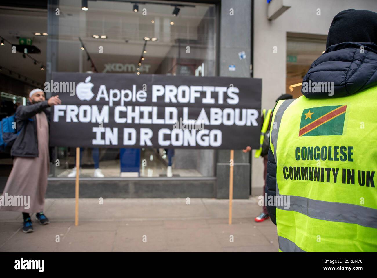 Londres, Angleterre, Royaume-Uni. 15 février 2025. Une poignée de manifestants congolais se sont rassemblés devant la boutique du Paris St-Germain à Londres pour condamner la capture de Goma au Nord-Kivu, en République démocratique du Congo, par le groupe armé M23, prétendument soutenu par les forces militaires rwandaises (FDR) et peu après, l’ancien capitaine de la RD Congo Youssouf Mulumbu appelle le Paris St-Germain à reconsidérer son partenariat avec Visit Rwanda. (Crédit image : © Krisztian Elek/ZUMA Press Wire) USAGE ÉDITORIAL SEULEMENT! Non destiné à UN USAGE commercial ! Banque D'Images