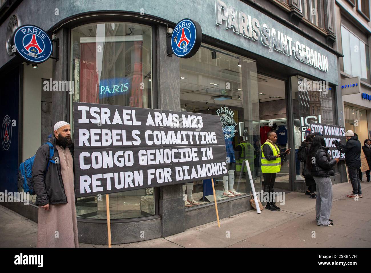 Londres, Angleterre, Royaume-Uni. 15 février 2025. Une poignée de manifestants congolais se sont rassemblés devant la boutique du Paris St-Germain à Londres pour condamner la capture de Goma au Nord-Kivu, en République démocratique du Congo, par le groupe armé M23, prétendument soutenu par les forces militaires rwandaises (FDR) et peu après, l’ancien capitaine de la RD Congo Youssouf Mulumbu appelle le Paris St-Germain à reconsidérer son partenariat avec Visit Rwanda. (Crédit image : © Krisztian Elek/ZUMA Press Wire) USAGE ÉDITORIAL SEULEMENT! Non destiné à UN USAGE commercial ! Banque D'Images