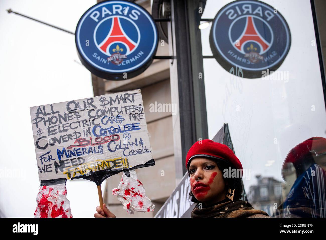 Londres, Angleterre, Royaume-Uni. 15 février 2025. Une poignée de manifestants congolais se sont rassemblés devant la boutique du Paris St-Germain à Londres pour condamner la capture de Goma au Nord-Kivu, en République démocratique du Congo, par le groupe armé M23, prétendument soutenu par les forces militaires rwandaises (FDR) et peu après, l’ancien capitaine de la RD Congo Youssouf Mulumbu appelle le Paris St-Germain à reconsidérer son partenariat avec Visit Rwanda. (Crédit image : © Krisztian Elek/ZUMA Press Wire) USAGE ÉDITORIAL SEULEMENT! Non destiné à UN USAGE commercial ! Banque D'Images