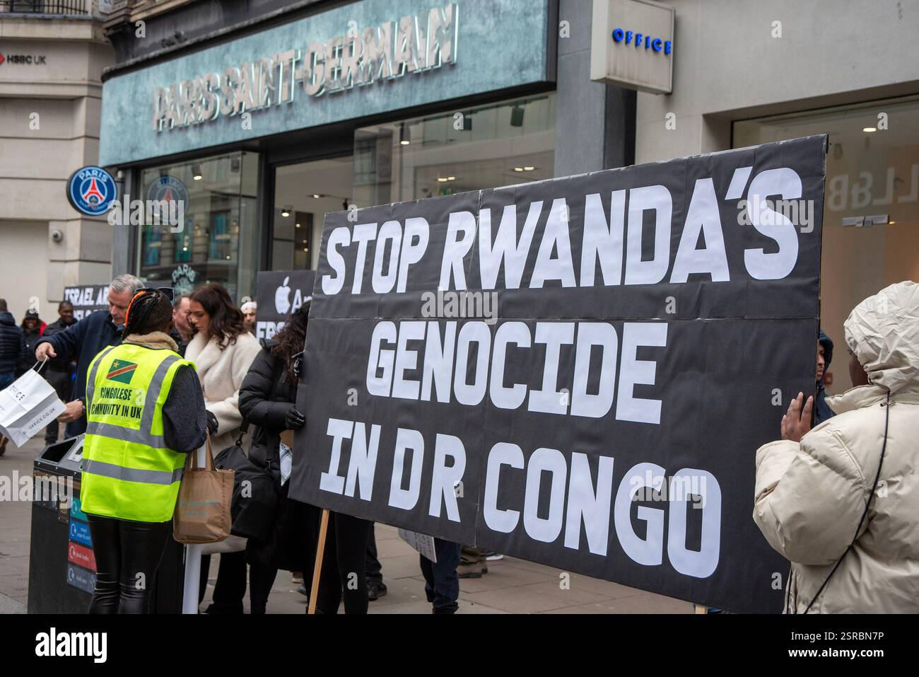 Londres, Angleterre, Royaume-Uni. 15 février 2025. Une poignée de manifestants congolais se sont rassemblés devant la boutique du Paris St-Germain à Londres pour condamner la capture de Goma au Nord-Kivu, en République démocratique du Congo, par le groupe armé M23, prétendument soutenu par les forces militaires rwandaises (FDR) et peu après, l’ancien capitaine de la RD Congo Youssouf Mulumbu appelle le Paris St-Germain à reconsidérer son partenariat avec Visit Rwanda. (Crédit image : © Krisztian Elek/ZUMA Press Wire) USAGE ÉDITORIAL SEULEMENT! Non destiné à UN USAGE commercial ! Banque D'Images