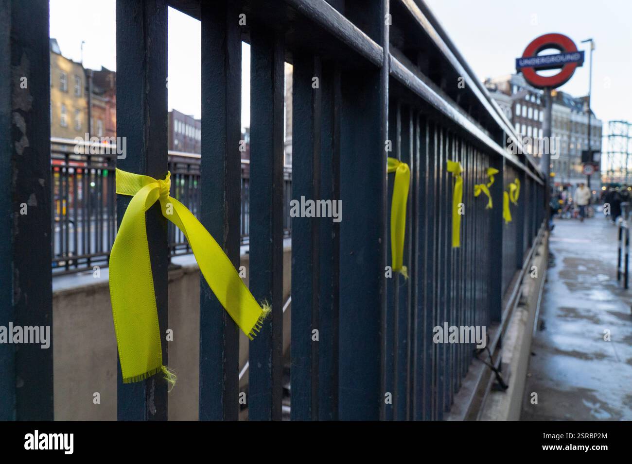 Londres, Royaume-Uni, 9 janvier 2024 : à London Bridge Station, des rubans jaunes sont attachés aux rampes d'entrée du tube pour rappeler les prisonniers israéliens toujours retenus en otage par le Hamas à Gaza. Anna Watson/Alamy Banque D'Images
