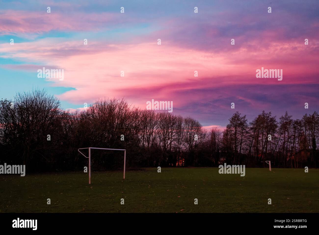 Coucher de soleil spectaculaire sur un terrain de football, Cusworth, Doncaster, South Yorkshire. Banque D'Images
