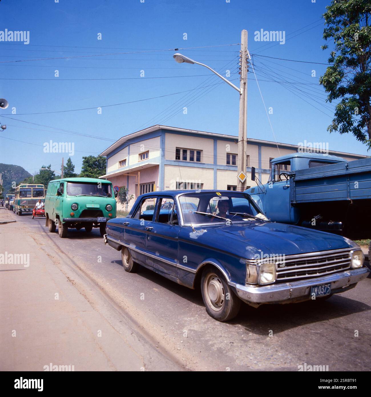 Straßenszene : Straßenkreuzer auf den Straßen der Stadt Nueva Gerona im Norden von Kuba, um 1984. Banque D'Images