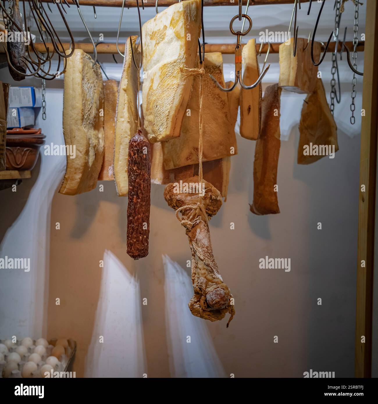 Un garde-manger familial avec des produits traditionnels roumains fumés de porc et de bacon. Banque D'Images