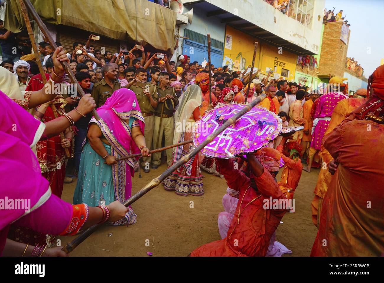 Femmes hommes battre avec des bâtons, Lathmar Holi festival, Mathura, Uttar Pradesh, Inde, Asie Banque D'Images