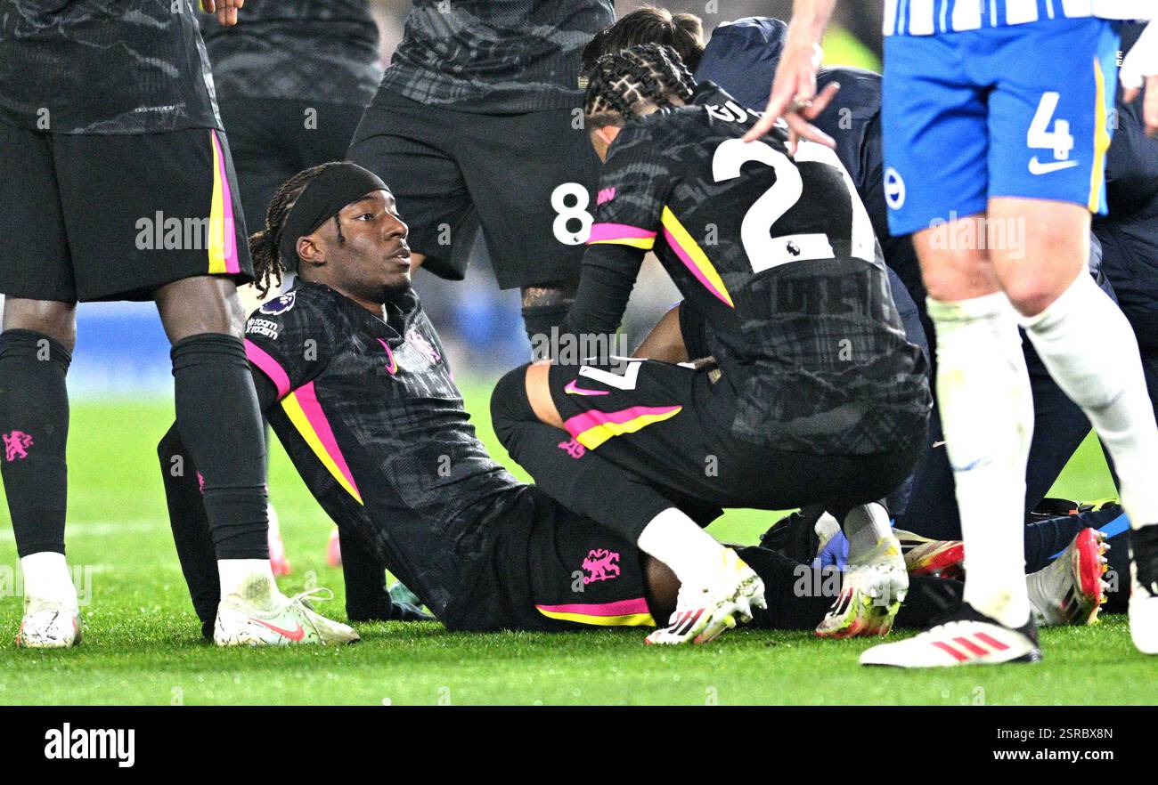 Noni Madueke de Chelsea se blesse et doit partir pendant le match de premier League entre Brighton et Hove Albion et Chelsea au stade American Express , Brighton , Royaume-Uni - 14 février 2025 photo Simon Dack / images téléphoto usage éditorial seulement. Pas de merchandising. Pour Football images, les restrictions FA et premier League s'appliquent inc. aucune utilisation d'Internet/mobile sans licence FAPL - pour plus de détails, contactez Football Dataco Banque D'Images