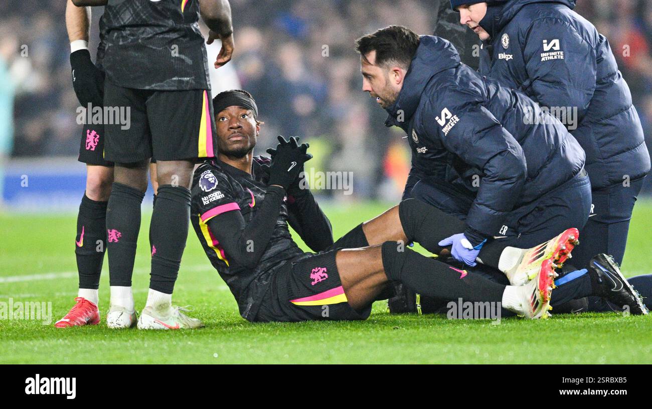 Noni Madueke de Chelsea se blesse et doit partir pendant le match de premier League entre Brighton et Hove Albion et Chelsea au stade American Express , Brighton , Royaume-Uni - 14 février 2025 photo Simon Dack / images téléphoto usage éditorial seulement. Pas de merchandising. Pour Football images, les restrictions FA et premier League s'appliquent inc. aucune utilisation d'Internet/mobile sans licence FAPL - pour plus de détails, contactez Football Dataco Banque D'Images