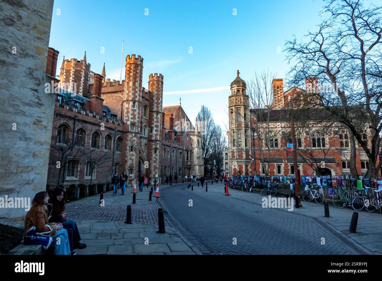 Une scène de rue à Cambridge, au Royaume-Uni, met en valeur l'architecture historique et l'atmosphère vibrante de l'Université de Cambridge Banque D'Images
