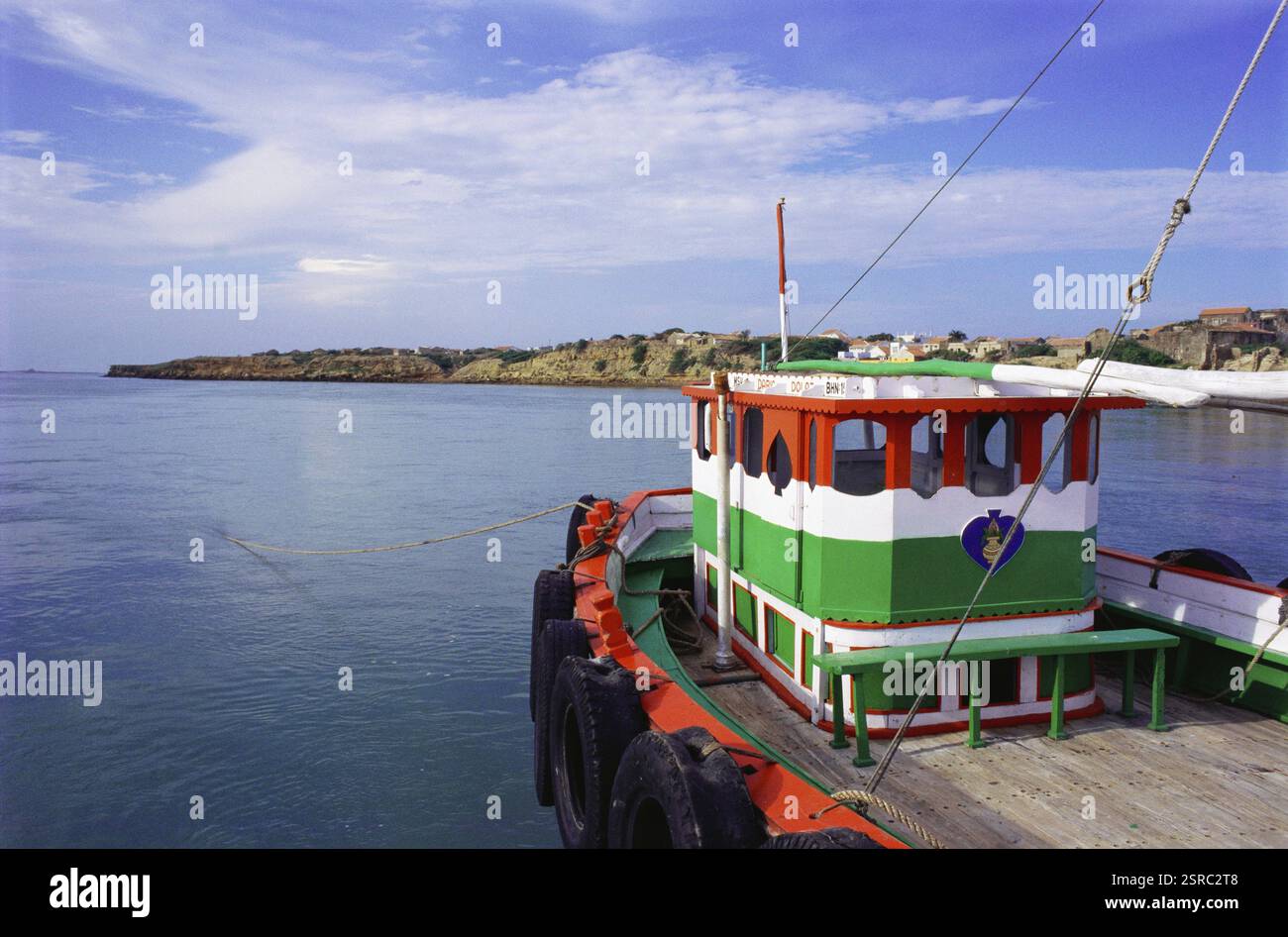 Bateau avec des couleurs nationales indiennes, Dwarka, Gujarat, Inde, Asie Banque D'Images