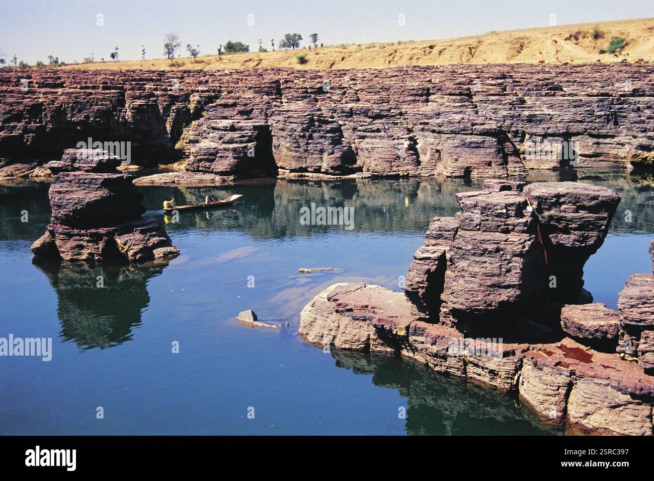 Pilier de roche érodée entre les rives, Dhayli, Madhya Pradesh, Inde, Asie Banque D'Images
