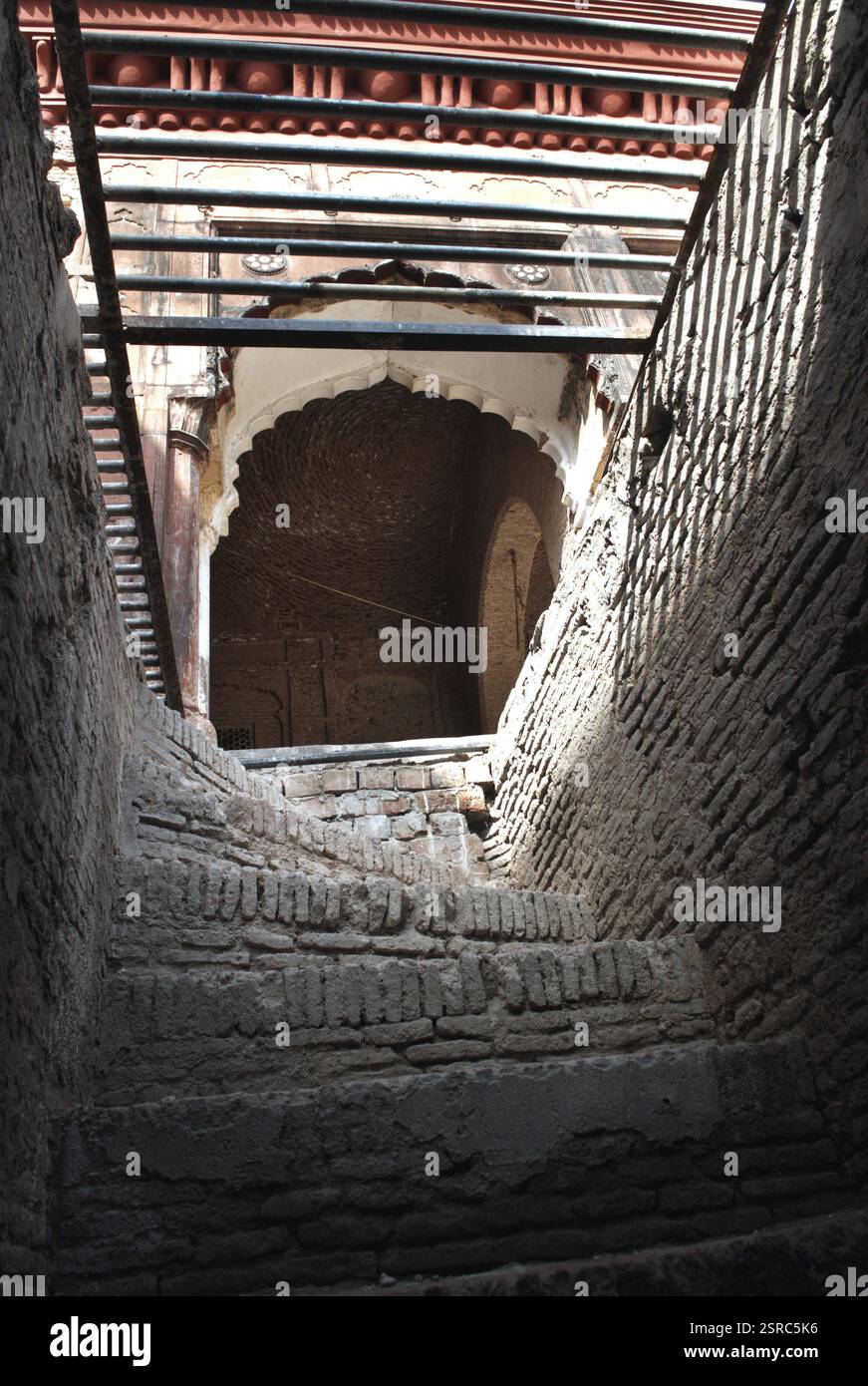Vue intérieure du manoir bunga Ramgarhia du XVIIIe siècle survivant exemple de l'architecture Bunga dans le complexe du temple d'Or, Amritsar, Punjab, Inde, A. Banque D'Images