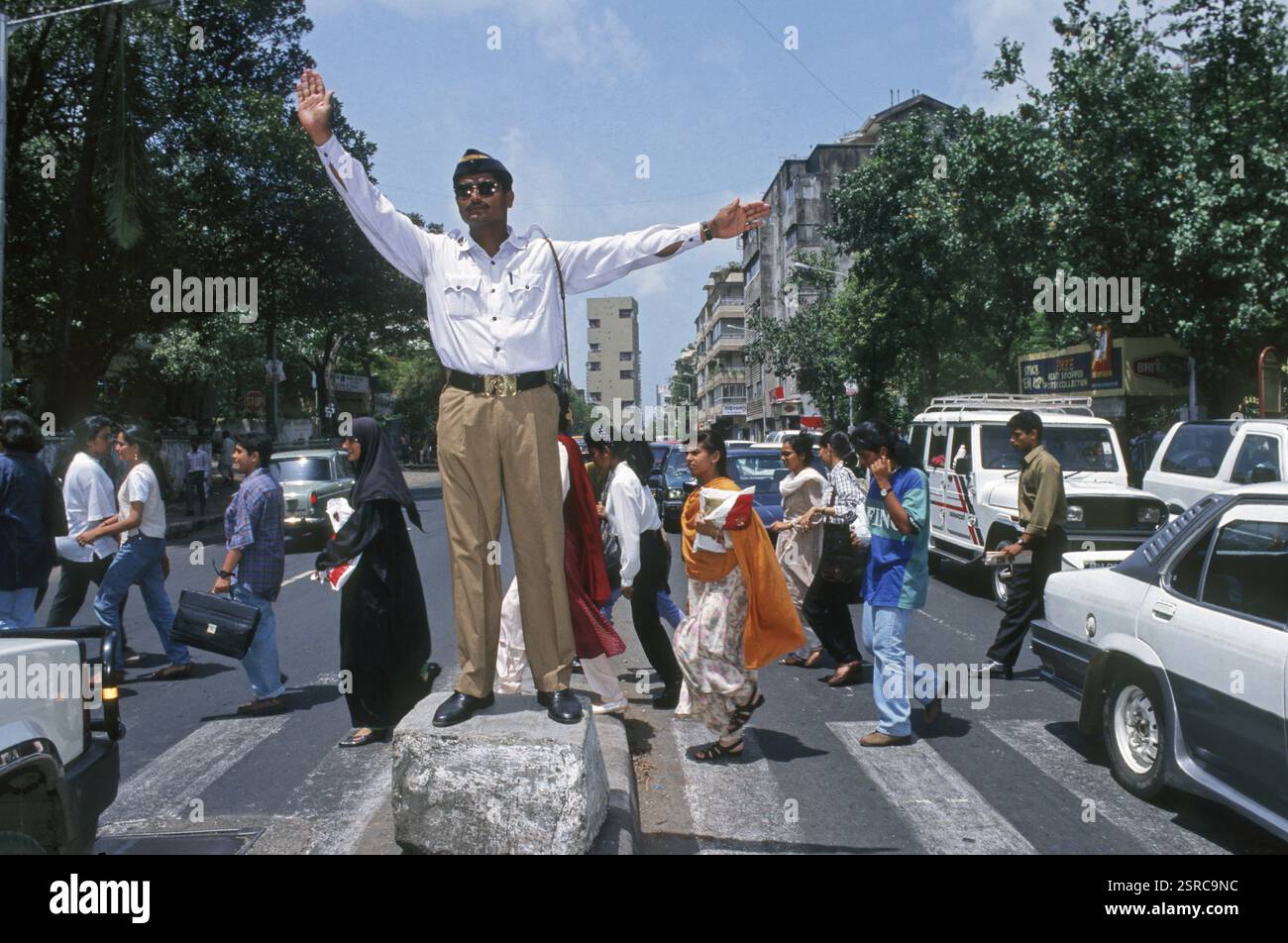 Traffic COP aidant la route piétonne très fréquentée, bombay mumbai, maharashtra, inde Banque D'Images