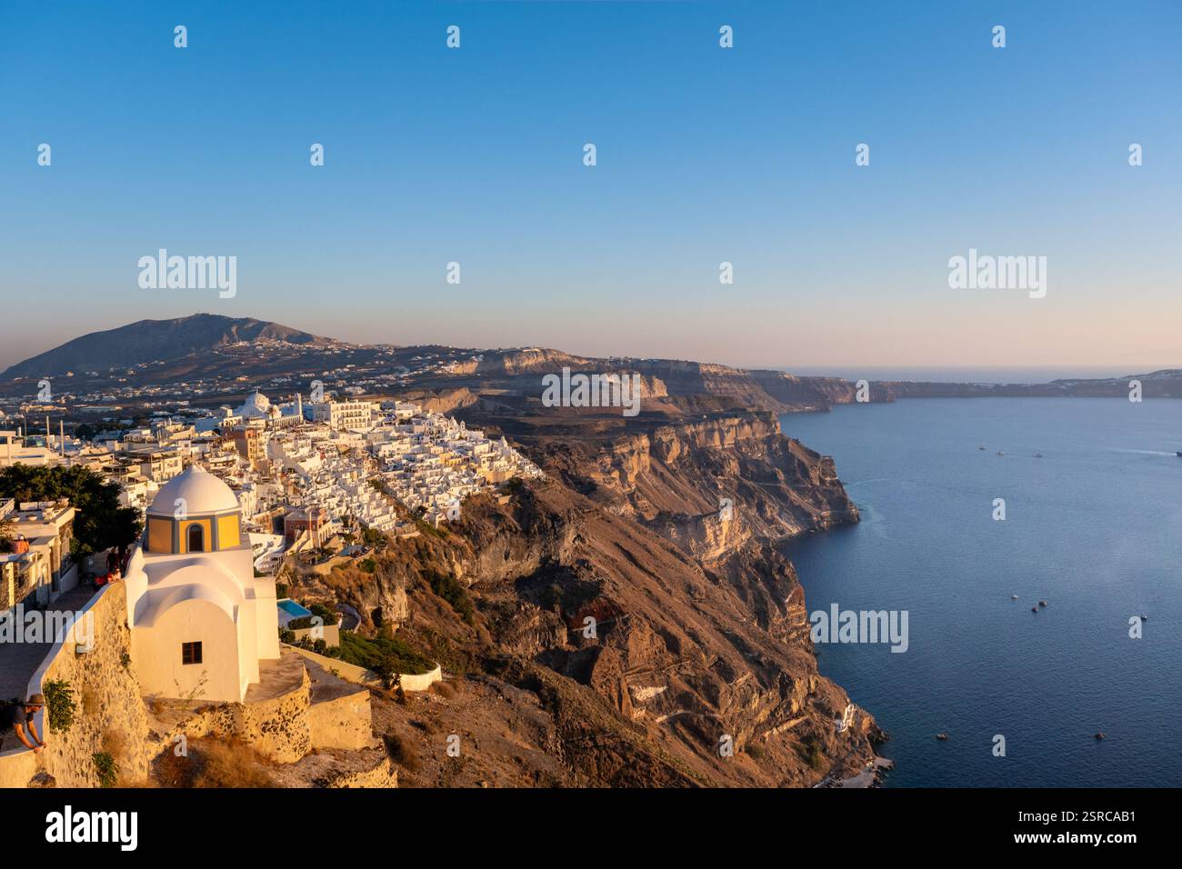 Santorin, GR - 26 septembre 2024 : village de Fira au coucher du soleil au début de l'activité sismic et des troubles volcaniques Banque D'Images