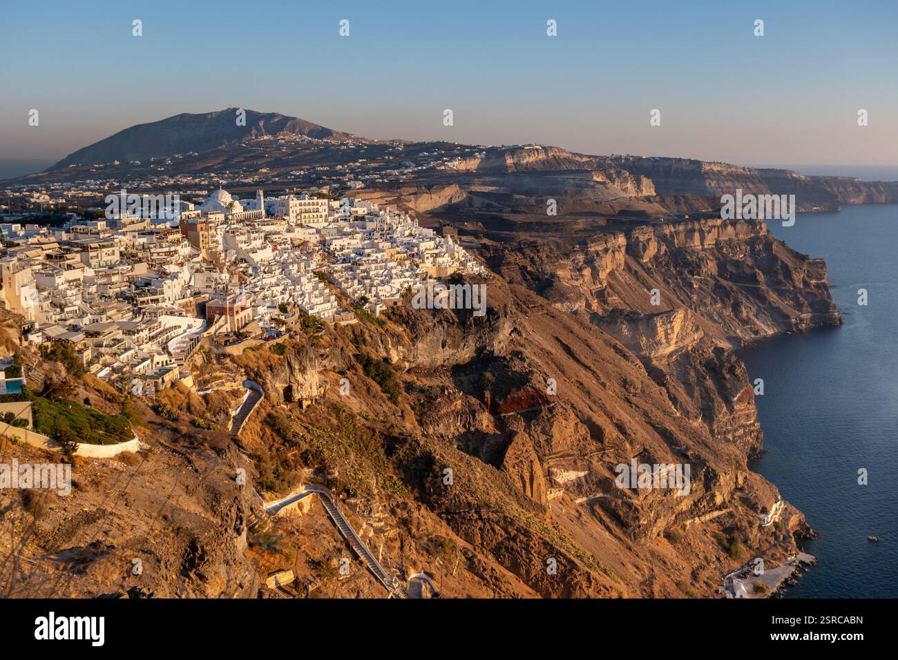 Santorin, GR - 26 septembre 2024 : village de Fira au coucher du soleil au début de l'activité sismic et des troubles volcaniques Banque D'Images
