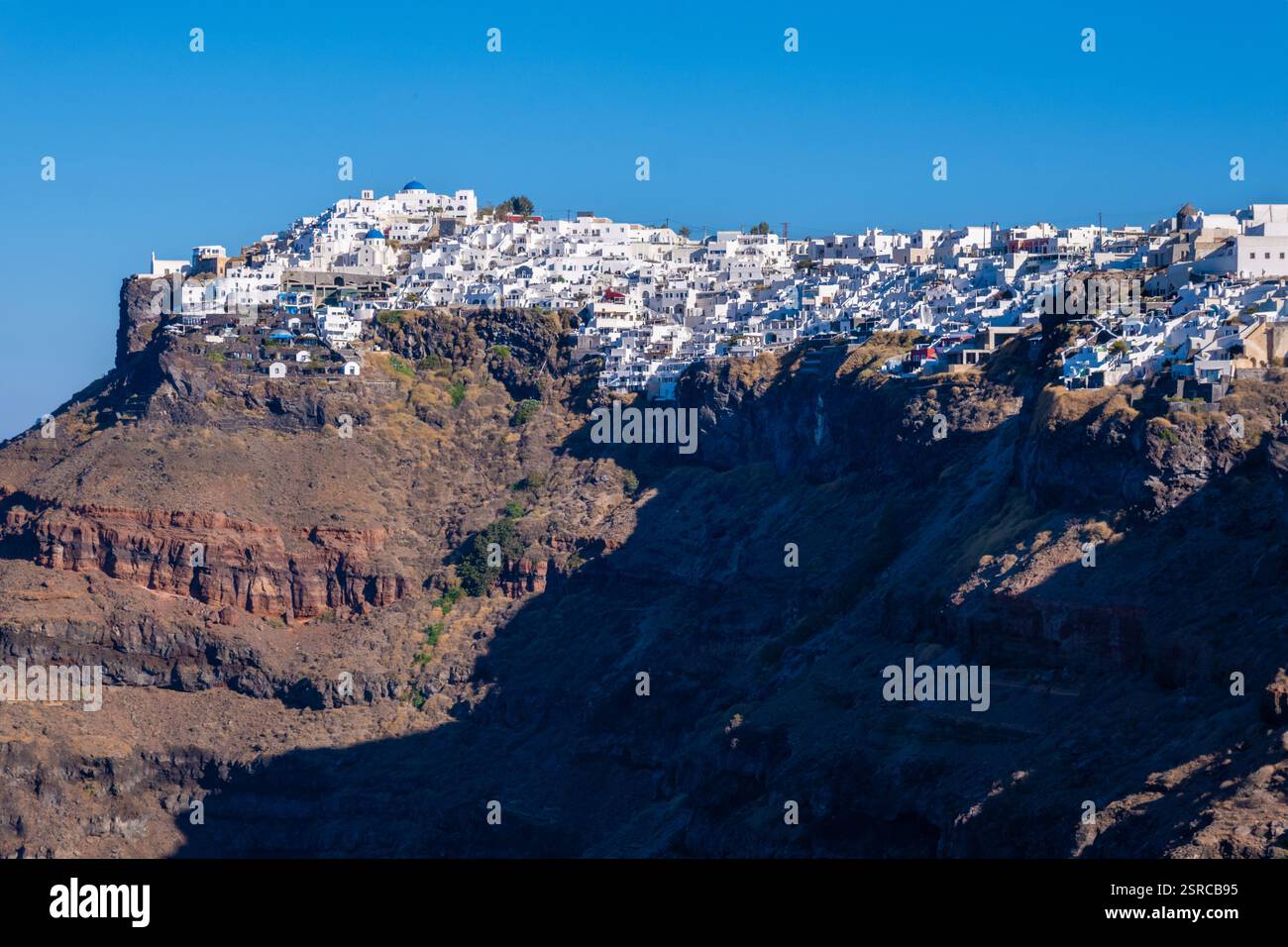 Santorin, GR - 26 septembre 2024 : le village d'Imerovigli au début de l'activité sismic et des troubles volcaniques Banque D'Images