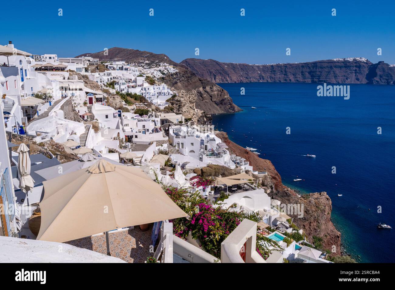 Santorin, GR - 26 septembre 2024 : village d'Oia au début de l'activité sismic et des troubles volcaniques Banque D'Images