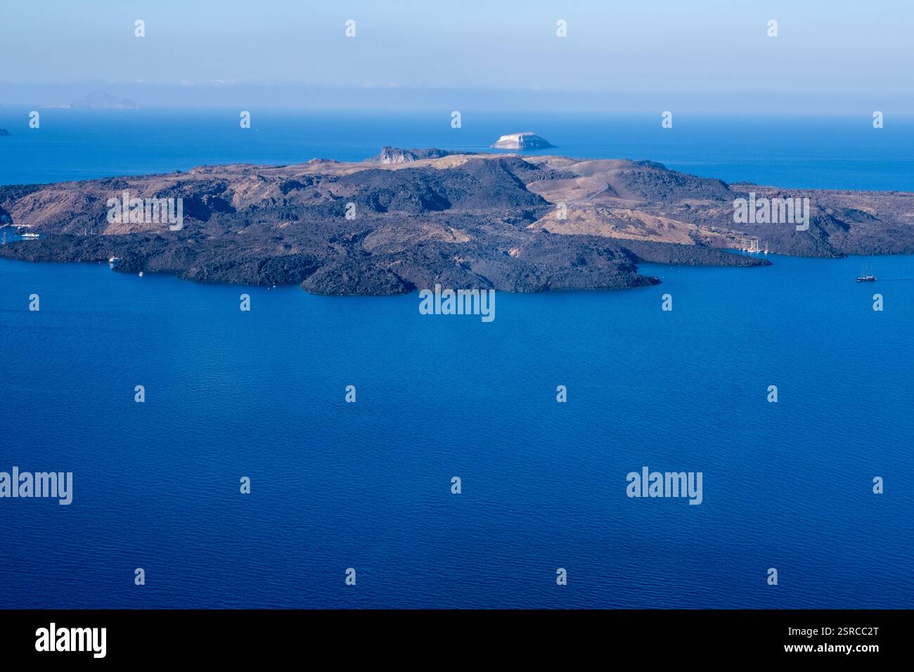 Vue du volcan Kameni au début de l’activité sismic et des troubles volcaniques Banque D'Images