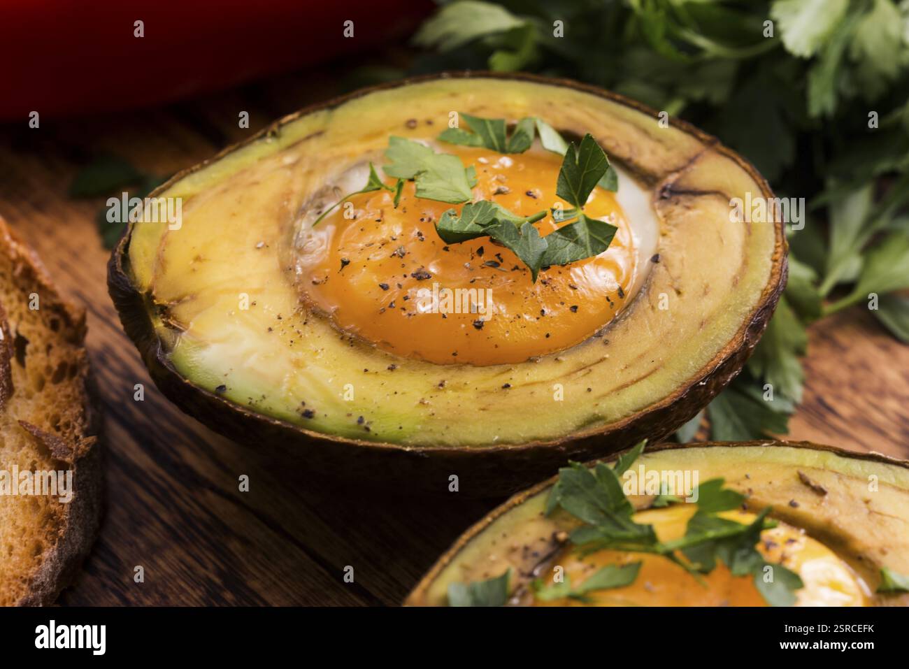 Oeufs bio faits maison cuit dans avocat avec sel et poivre Banque D'Images