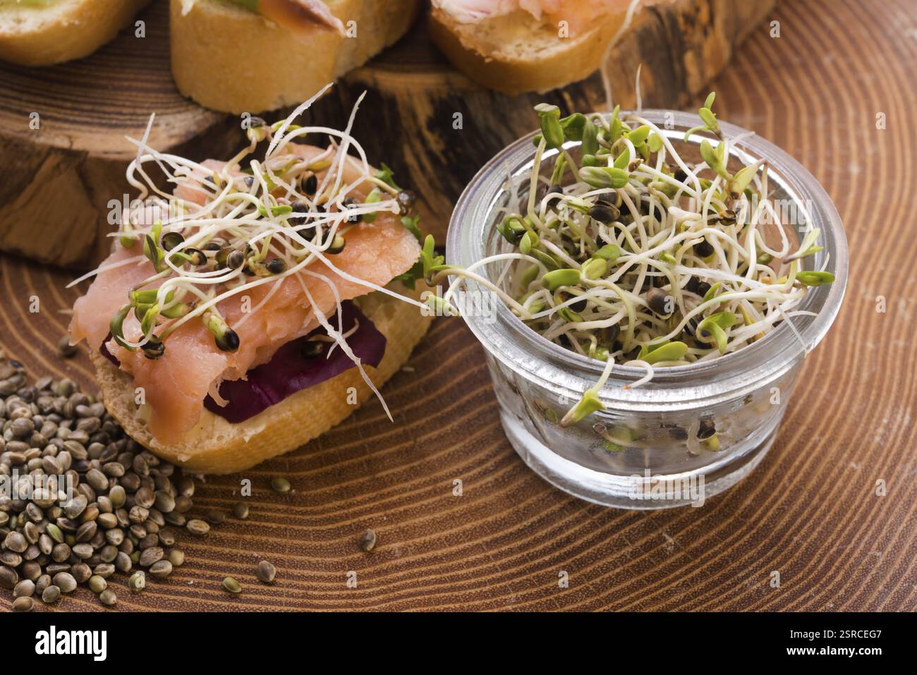Plat de becs de cannabis. superaliments Banque D'Images