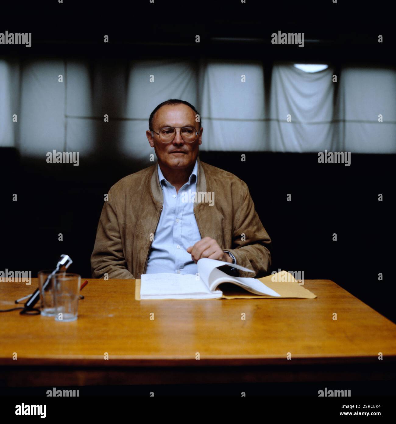 DAS Protokoll - Die Vernehmung des Adolf Eichmann, 1983, Régie : Dieter Wedel, Bild : Werner Kreindl. Live gesendet aus der Halle Beuel , Theater Bonn, Bühnenfassung von Jochen von Langs „Eichmann-Protokoll“. AUS dem Protokoll des 275-Stunden-Verhörs wurden Szenen von zwei Schauspielern theatralisch dargestellt und immer wieder durch Zwischenrufe aus dem Publikum unterbrochen, bis der Eichmann-Darsteller mit dem Satz »Tut mir leid, ich kann nicht mehr« die Bühne verließ (Zitat). Banque D'Images