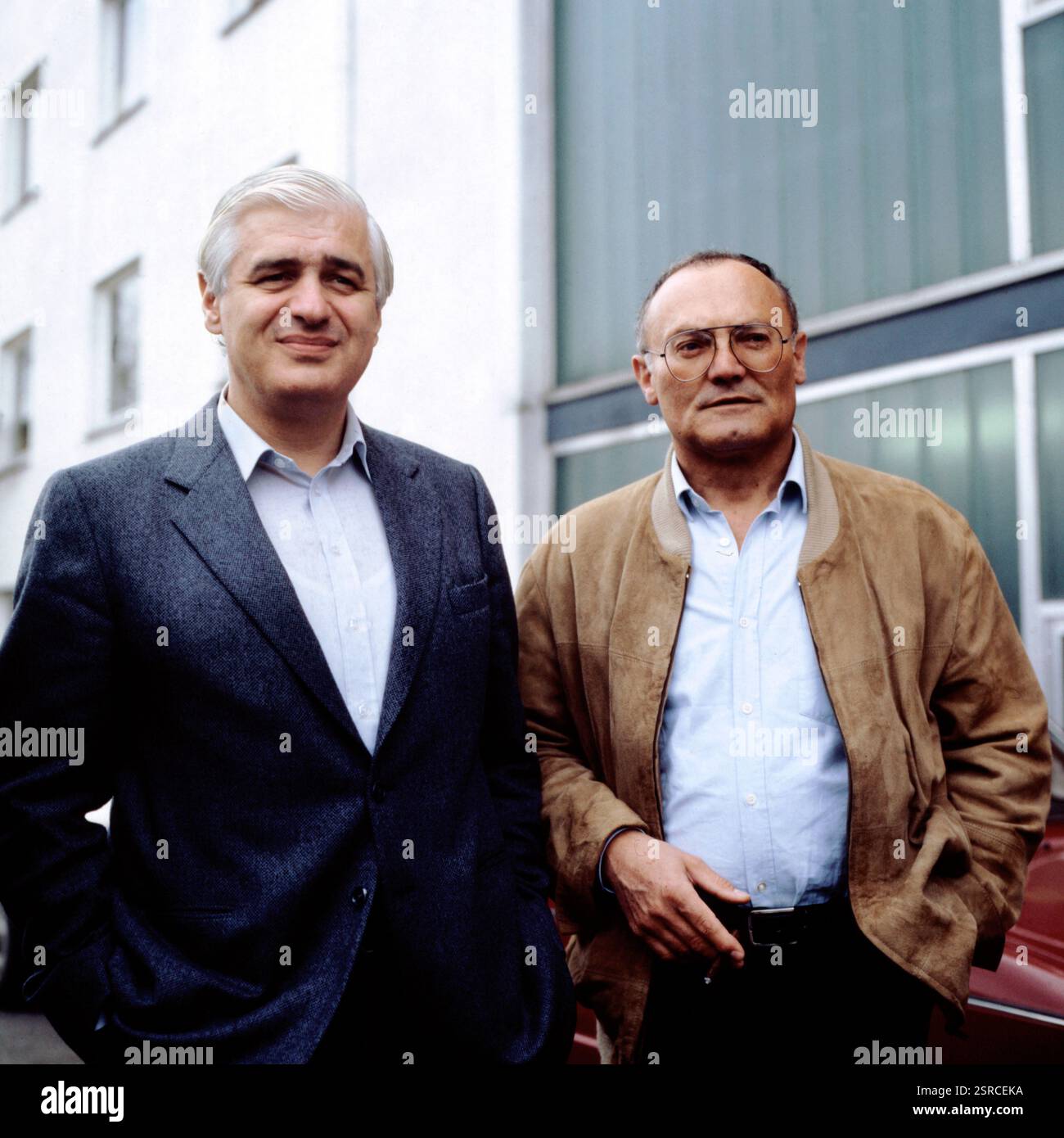 DAS Protokoll - Die Vernehmung des Adolf Eichmann, Theater Bonn, 1983, Régie : Dieter Wedel, Bild : Peter Eschberg, Intendant am Theater Bonn und Schauspieler Werner Kreindl. DAS Fernsehspiel wird Live gesendet aus der Halle Beuel , Theater Bonn, Bühnenfassung von Jochen von Langs „Eichmann-Protokoll“. AUS dem Protokoll des 275-Stunden-Verhörs wurden Szenen von zwei Schauspielern theatralisch dargestellt und immer wieder durch Zwischenrufe aus dem Publikum unterbrochen, bis der Eichmann-Darsteller mit dem Satz »Tut mir leid, ich kann nicht mehr« die Bühne verließ (Zitat). Banque D'Images