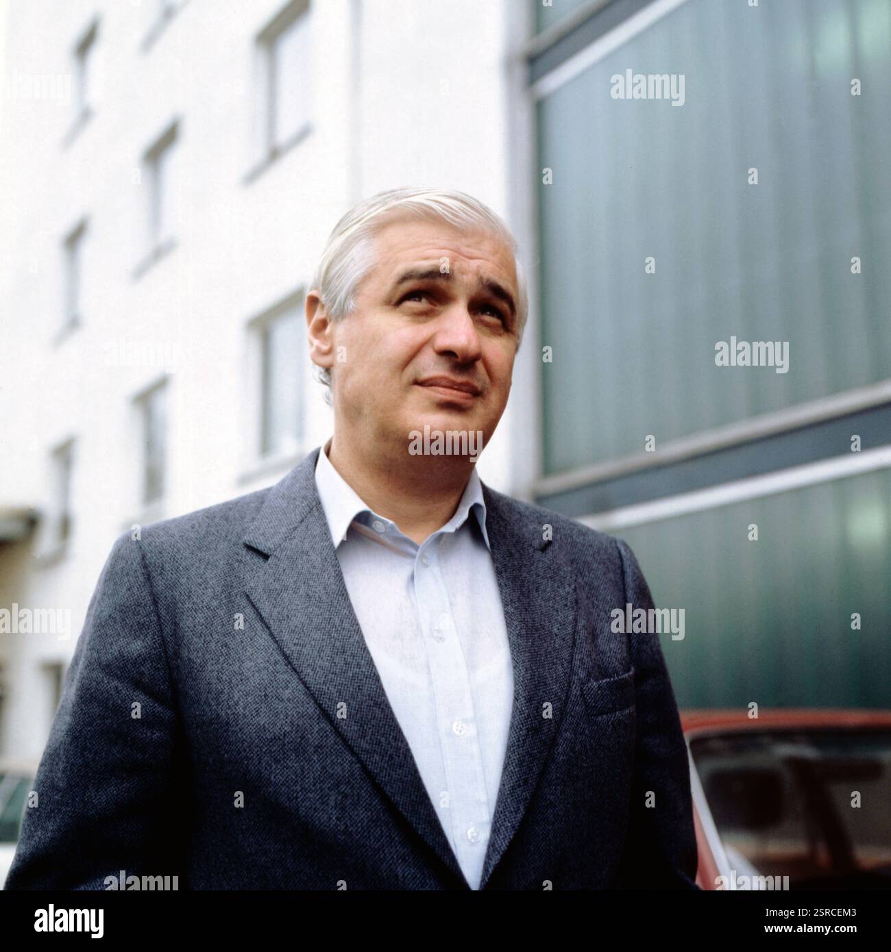 DAS Protokoll - Die Vernehmung des Adolf Eichmann, 1983, Régie : Dieter Wedel, Bild : Peter Eschberg, Intendant am Theater Bonn. DAS Fernsehspiel wird Live gesendet aus der Halle Beuel , Theater Bonn, Bühnenfassung von Jochen von Langs „Eichmann-Protokoll“. AUS dem Protokoll des 275-Stunden-Verhörs wurden Szenen von zwei Schauspielern theatralisch dargestellt und immer wieder durch Zwischenrufe aus dem Publikum unterbrochen, bis der Eichmann-Darsteller mit dem Satz »Tut mir leid, ich kann nicht mehr« die Bühne verließ (Zitat). Banque D'Images