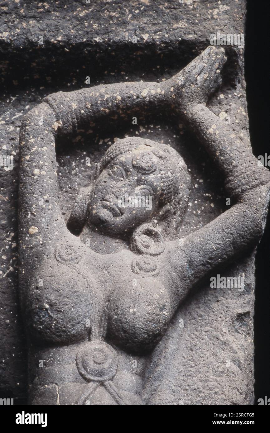 Femmes dansantes sculptées dans la pierre à Karla grottes Lonavala, Maharashtra, Inde, Asie Banque D'Images