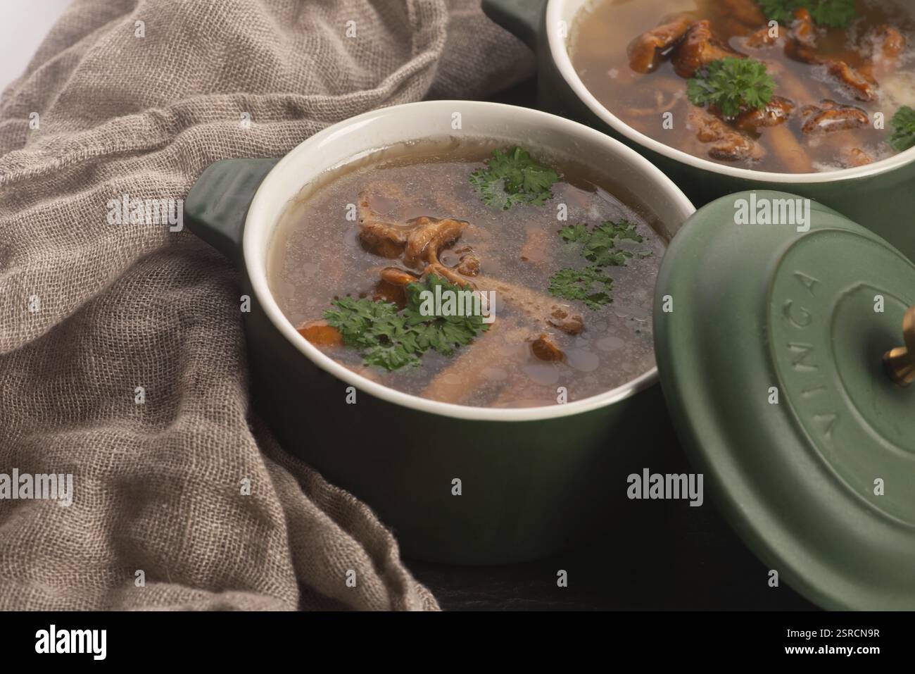 Soupe aux champignons chanterelles de près Banque D'Images