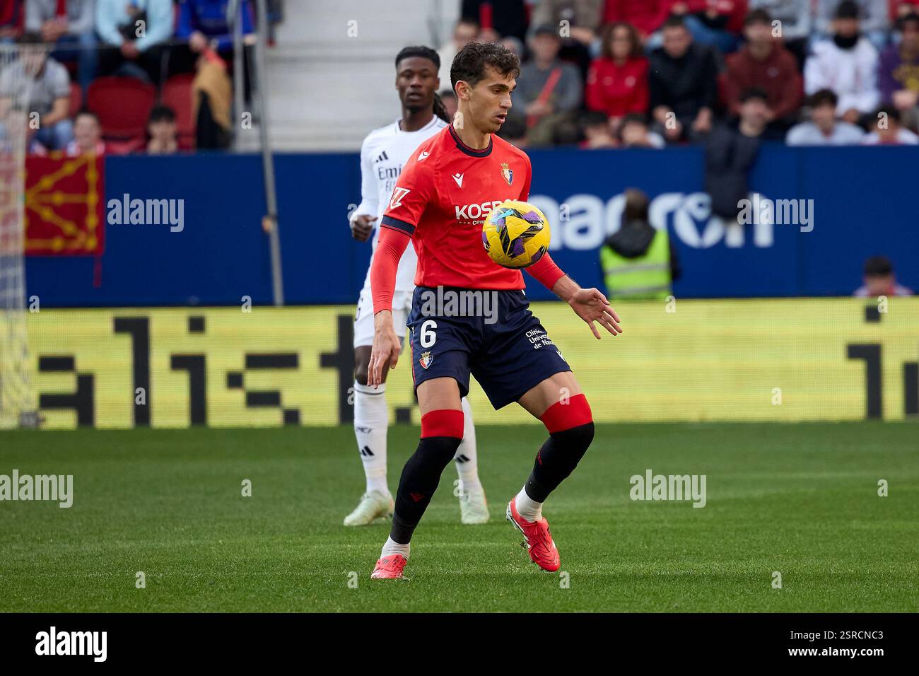 Pampelune, Navarre, Espagne. 15 février 2025. Lucas Torro de CA Osasuna pendant le match de football de la Liga entre Osasuna contre Real Madrid CF contre El Sadar Stadium à Pampelune, Espagne, 14 février 2025 (crédit image : © Ruben Albarran/ZUMA Press Wire) USAGE ÉDITORIAL SEULEMENT! Non destiné à UN USAGE commercial ! Banque D'Images