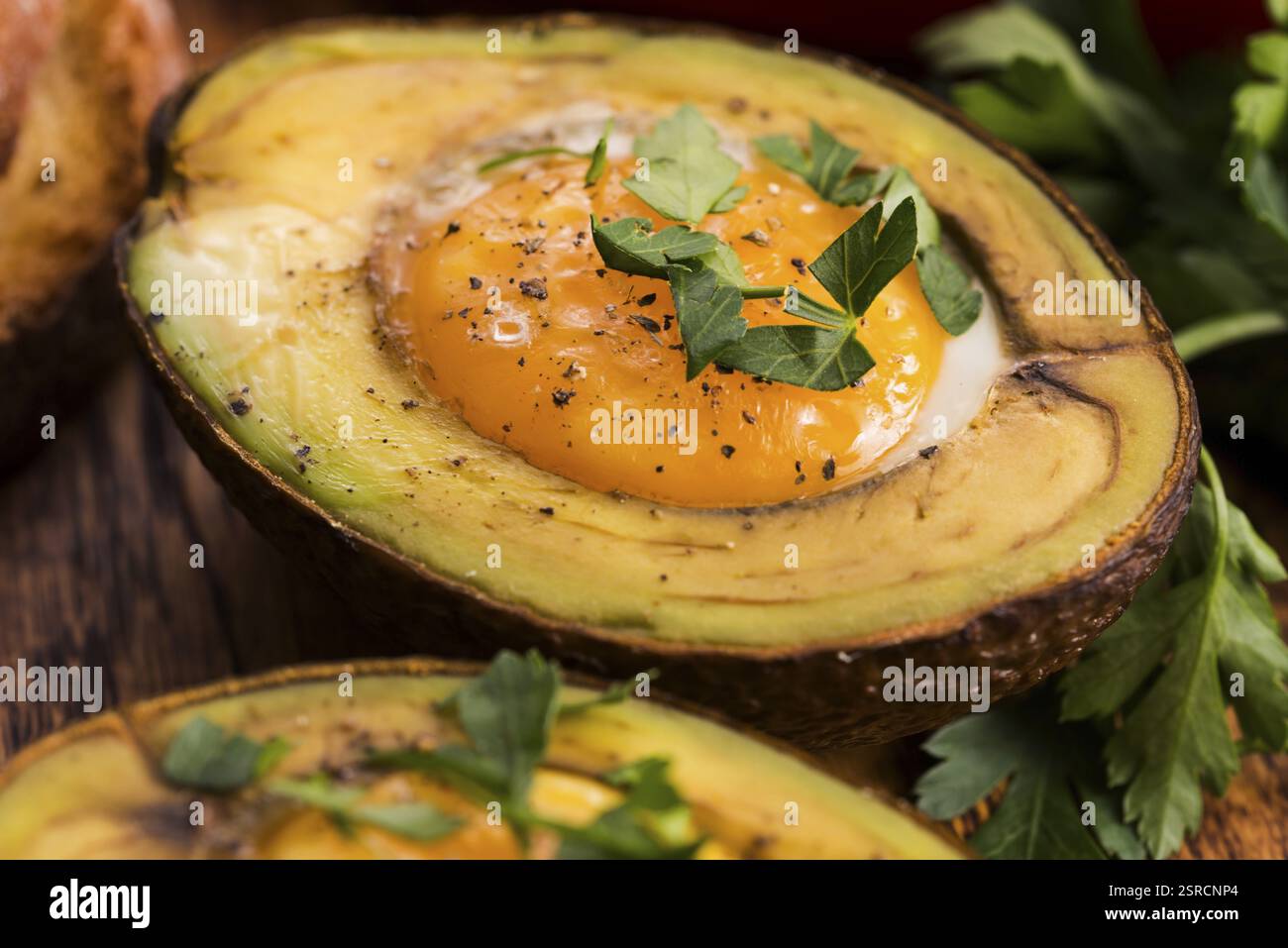 Oeufs bio faits maison cuit dans avocat avec sel et poivre Banque D'Images